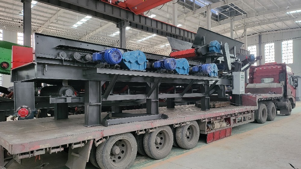 Juding Environmental Protection's mobile rock and soil separation machine sent to the heavy industry company in Hubei Province